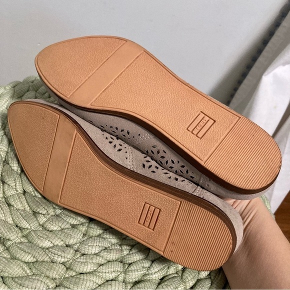 TOMS Jutti Perforated Suede Desert Taupe Pointed Slip On Flats NWOB - Picture 7 of 7